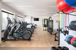 克拉尔维尔科勒尔维尔会议中心万豪酒店的健身房设有跑步机和有氧运动器材