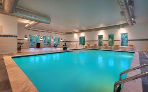 费耶特维尔Hyatt Place Fayetteville/Springdale的大楼内一个蓝色的大型游泳池