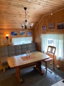 BoverdalenGalde Uppigard的带沙发和木桌的客厅