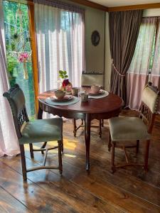 福尔特赫伊曾Boschalet Magnolia的客厅配有一张木桌和椅子