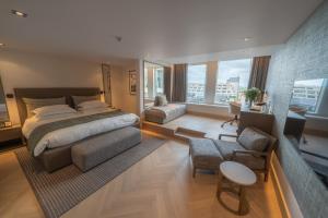伦敦皇家花园酒店的一间卧室配有一张床、一张沙发和一张书桌