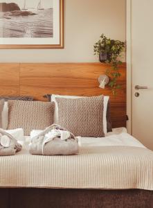 海门林纳艾米利亚酒店的一间卧室配有带2个枕头的床