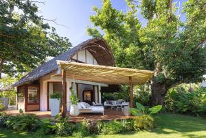卢纳将军城Nay Palad Hideaway - All Inclusive Stay的茅草屋顶和庭院的房子