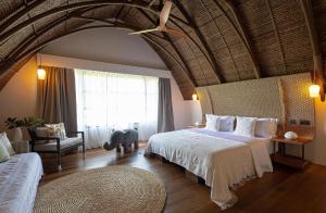卢纳将军城Nay Palad Hideaway - All Inclusive Stay的一间卧室设有一张大床和一个大窗户