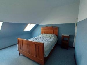 蒙斯City House - Idéal pour groupes的一间设有一张蓝色墙壁床铺的卧室