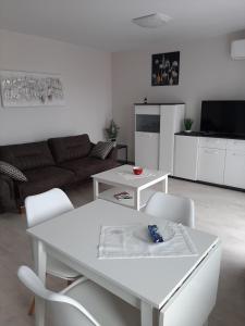 卡赞勒克Апартамент ДОРА的客厅配有白色的桌子和白色的椅子