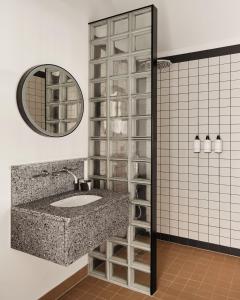 鹿特丹Morgan & Mees Rotterdam的一间带水槽和镜子的浴室