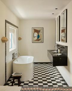 鹿特丹Morgan & Mees Rotterdam的浴室配有白色浴缸和水槽