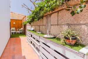 阿罗纳Villa Neon Tenerife的砖墙上种植了植物的花园