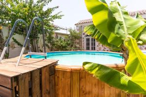 阿罗纳Villa Neon Tenerife的旁边是一座棕榈树游泳池
