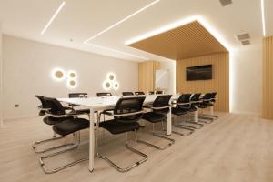 雅典LUX&EASY Signature Syggrou 234的一间会议室,配有长桌子和椅子
