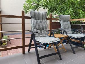 比得哥什Apartament Pod Orzechem的庭院里设有两把椅子和一张桌子