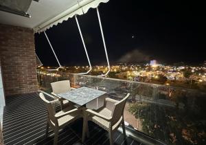 维利波吉Fishta Apartments Q5 33的夜间阳台上的桌椅