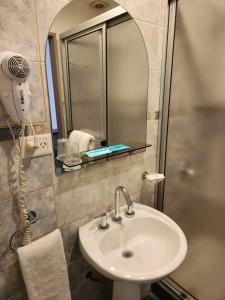 西波列蒂普兰斯酒店的一间带水槽和镜子的浴室