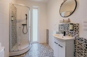 弗罗茨瓦夫Mikro Aparty bezpłatny parking的带淋浴、盥洗盆和镜子的浴室