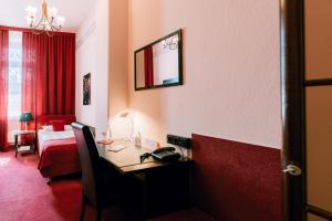 艾恩贝克Hotel Der Schwan的酒店客房配有书桌和床。