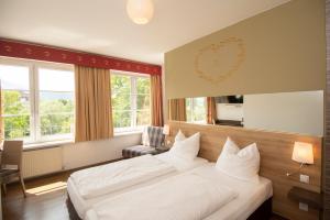 因斯布鲁克多林格酒店的酒店客房设有两张床和窗户。
