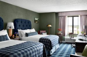 StorrsGraduate Storrs的酒店客房设有两张床和窗户。
