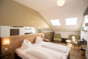 因斯布鲁克多林格酒店的卧室配有一张白色大床