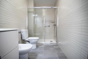 大塔拉哈尔Casa Playa Chica的白色的浴室设有卫生间和淋浴。