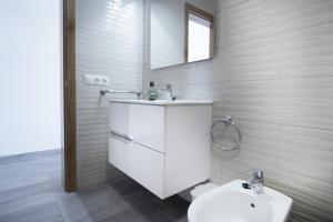 大塔拉哈尔Casa Playa Chica的浴室配有白色水槽和卫生间。