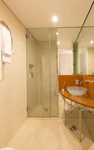 韦尔都勒博Sunny Lounge Apartment的一间带玻璃淋浴和水槽的浴室