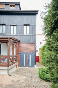 米卢斯L'Alsacien Artiste - Art - Moderne - Wifi - Netflix的砖车道上设有蓝色车库门的房子