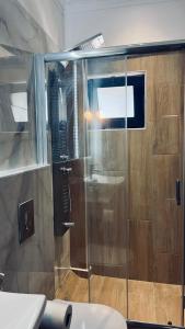 奈德里Thelxis Room的浴室里设有玻璃门淋浴
