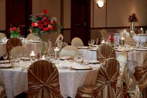 哥伦布哥伦布机场万豪酒店的宴会厅配有白色的桌椅和鲜花