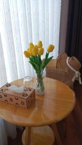 归仁Việt Homestay Quy Nhơn的一张桌子,上面有花瓶和盒子