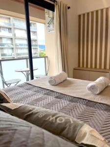 萨尔塔Estudio Premium en Salta的一间卧室配有两张带毛巾的床