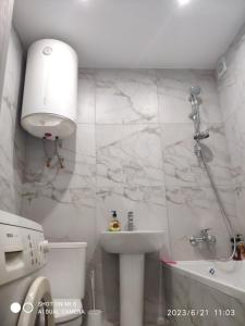 第聂伯罗Квартира на Агнии Барто的一间带卫生间和水槽的浴室