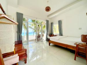 Song CauLucky Spot Beach Bungalow的一间卧室配有一张床,享有海景