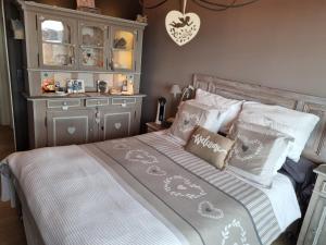 布鲁塞尔Romantic room in brussels sky的一间卧室配有一张带白色和灰色枕头的床
