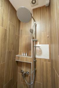 新帕扎尔Hotel M Star Novi Pazar的带淋浴的浴室(带木墙)