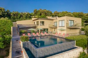 博尼法乔维森马奎斯圣马扎酒店的享有带游泳池的房屋的空中景致