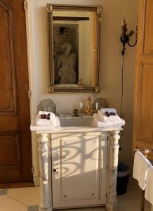 德伯珍斯特肯堡城堡的浴室设有白色水槽和镜子