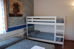 GuardialfieraHotel Ristorante Solelago的一间卧室配有两张双层床和一张床