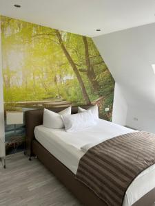 莫尔巴赫Hochwald Lodge的一间卧室设有一张大床和大窗户