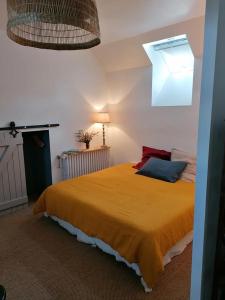 蒙特普利斯尚伯德La Robinière Maison d'Hôtes的一间卧室配有一张带黄色毯子的大床