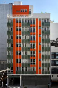 圣保罗Tabas - Edifício Arinda - São Paulo的公寓大楼设有橙色和绿色的窗户。