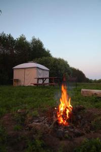 SmaltāniKrastmslas的野外的 ⁇ 火,帐篷