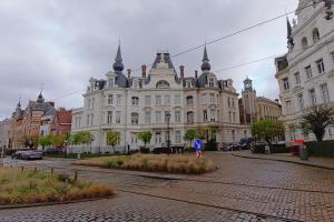 安特卫普Cozy Antwerp - Sunny Zurenborg的一条城市街道上的白色大建筑