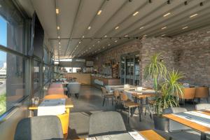 安塔利亚Laren Sea Side Hotel Spa的一间带桌椅的餐厅以及砖墙
