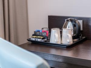 德累斯顿Premier Inn Dresden City Prager Straße的茶壶和茶杯托盘