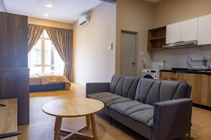 关丹Mahkota Valley Suite by Timorra的客厅配有沙发和桌子