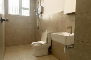 关丹Mahkota Valley Suite by Timorra的一间带卫生间和水槽的浴室