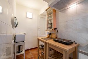 莫诺波利Villa Boschetti Apartments的一间厨房,内设一张木桌