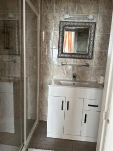 伊斯特布恩格拉斯顿伯里酒店的浴室配有白色水槽和淋浴。