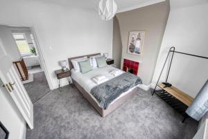 诺丁汉Stylish Home - Fast Wi-Fi-FREE Parking的一间白色客房内的床铺卧室
